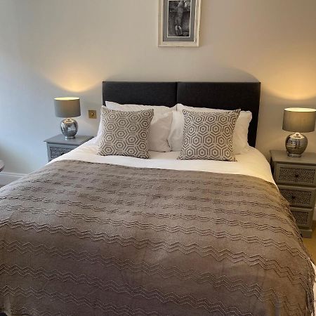The Crown Of Cookham Hotel Ngoại thất bức ảnh