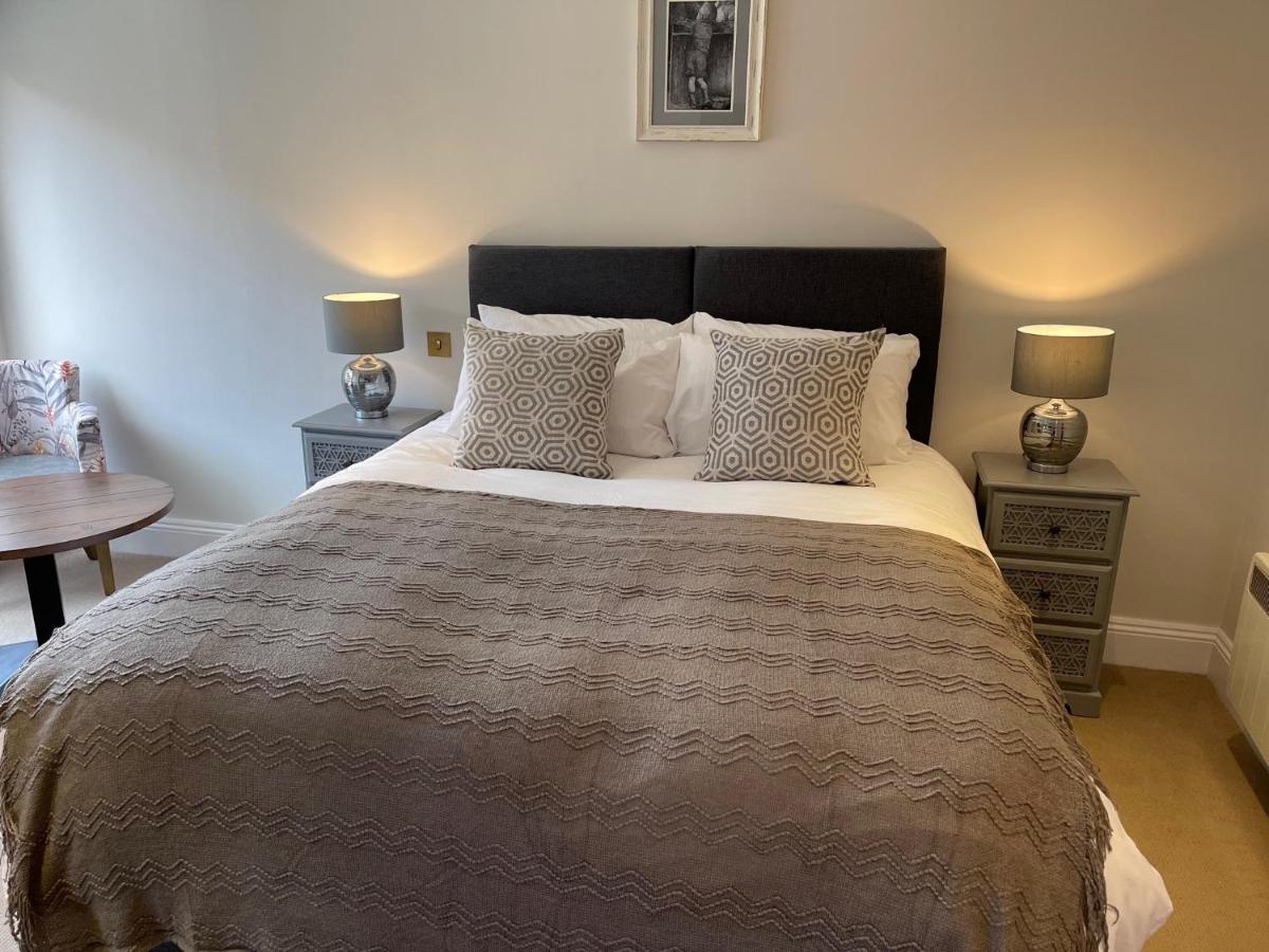 The Crown Of Cookham Hotel Ngoại thất bức ảnh