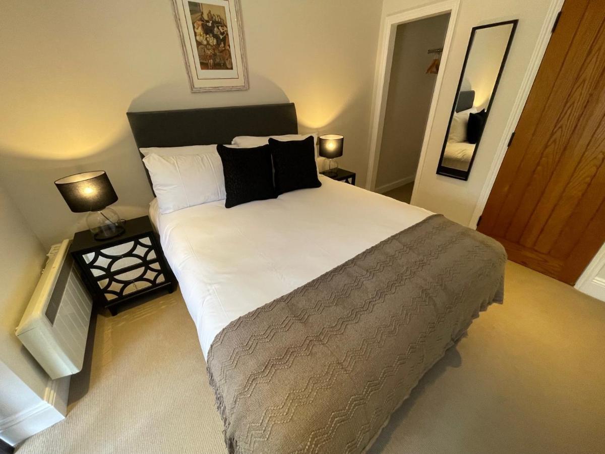 The Crown Of Cookham Hotel Ngoại thất bức ảnh